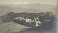 Tali pengaman dan sepatu bot kameranya yang dibuat seadanya, tiga kali lebih berat daripada sepatu bot modern, disimpan di Institut Fotografi di Biella. Ini pemandangan Darjeeling dan Kanchenjunga, 1889.