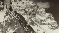 Pada ekspedisi K2, Sella mengambil sekitar 250 foto formal dengan kamera Ross & Co selama empat sampai lima bulan. Di Kanchenjunga, kata Thomson, ada sekitar 200 foto. K2 difoto dari arah barat oleh Sella.