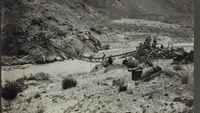 Perjalanan Sella di Himalaya dimulai pada tahun 1899 ketika ia bergabung dengan penjelajah Inggris, Douglas Freshfield, dalam sebuah ekspedisi yang mengelilingi Kanchenjunga. Sebuah jembatan tali di sungai Pumah di Pegunungan Karakoram, 1909.