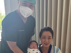 Viral Kisah Haru Wanita Melahirkan Anak Pertama di Usia 47, Penantian 20 Tahun