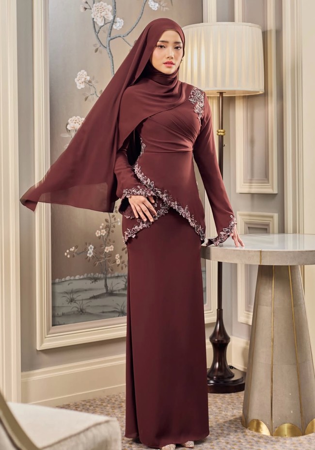 Dalam foto-foto yang dibagikan terlihat Fuji tampil dalam beberapa look. Salah satunya balutan busana bernuansa marun yang satu ini. Foto: Instagram/@hijabista.hub