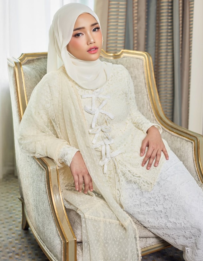 Tampil beda berhijab, Fuji terlihat anggun dan mempesona. Ditambah dengan riasan flawless dan lipstik pink, penampilannya jadi semakin fresh dan merona. Foto: Instagram/@hijabista.hub