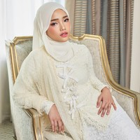 Tampil beda berhijab, Fuji terlihat anggun dan mempesona. Ditambah dengan riasan flawless dan lipstik pink, penampilannya jadi semakin fresh dan merona. Foto: Instagram/@hijabista.hub