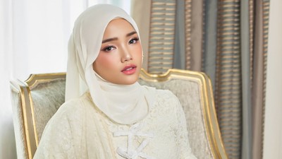 7 Gaya Fuji Jadi Model Baju Lebaran 2025, Tampil Anggun Berhijab