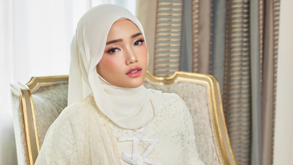 7 Gaya Fuji Jadi Model Baju Lebaran 2025, Tampil Anggun Berhijab
