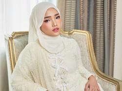 7 Gaya Fuji Jadi Model Baju Lebaran 2025, Tampil Anggun Berhijab