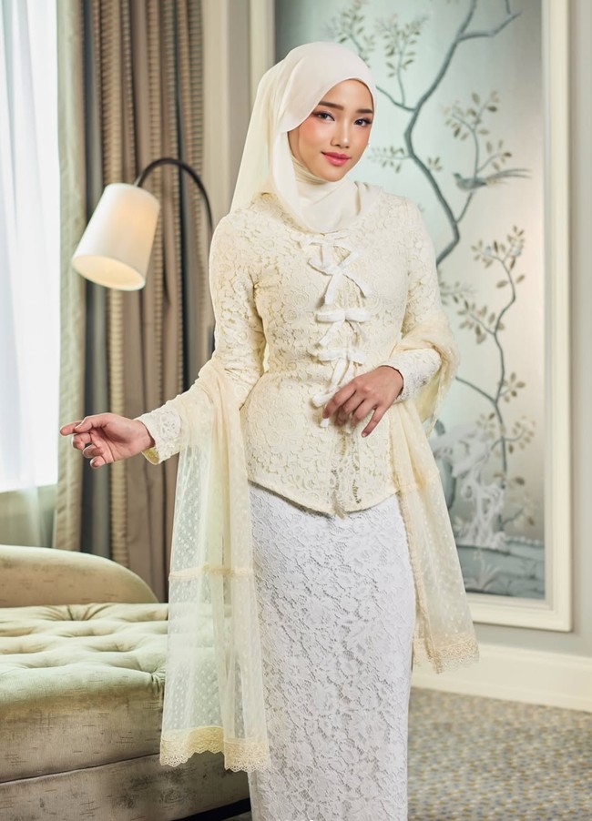 Dalam foto yang satu ini Fuji tampak memodelkan busana berwarna puth dan krem dengan bahan brokat. Penampilannya kian anggun dengan tambahan kain selendang berbahan tulle. Foto: Instagram/@hijabista.hub