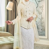 Dalam foto yang satu ini Fuji tampak memodelkan busana berwarna puth dan krem dengan bahan brokat. Penampilannya kian anggun dengan tambahan kain selendang berbahan tulle. Foto: Instagram/@hijabista.hub