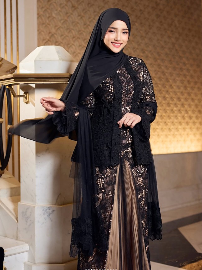 Penampilan Fuji saat menjadi model baju Lebaran banjir pujian netizen. Maa syaa Allah kalau fuji yg promosikan koq cantik banget jadi pengen beli, komentar salah seorang netizen. Tetap Fuji yg paling cantik, tambah netizen lain. Foto: Instagram/@hijabista.hub