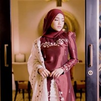 Tampil bak wanita Malaysia, Fuji mengenakan baju kurung berwarna merah marun dipadukan dengan rok panjang putih. Pakaian yang dikenakan Fuji itu juga tampak memiliki aksen floral yang mempermanis tampilan. Foto: Instagram/@hijabista.hub