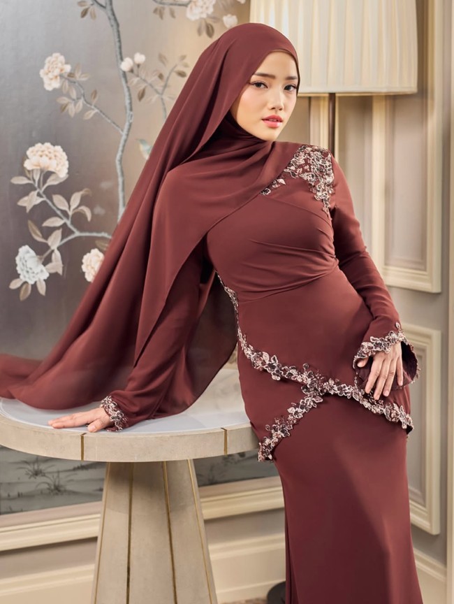 Fuji tampaknya baru saja dipilih menjadi model baju Lebaran 2025 dari salah satu merek fesyen assal Malaysia, HIJABISTAHUB. Foto-foto pemotretan Fuji saat menjadi model itu dibagikan melalui akun Instagram merek fesyen tersebut. Foto: Instagram/@hijabista.hub
