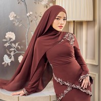 Fuji tampaknya baru saja dipilih menjadi model baju Lebaran 2025 dari salah satu merek fesyen assal Malaysia, HIJABISTAHUB. Foto-foto pemotretan Fuji saat menjadi model itu dibagikan melalui akun Instagram merek fesyen tersebut. Foto: Instagram/@hijabista.hub