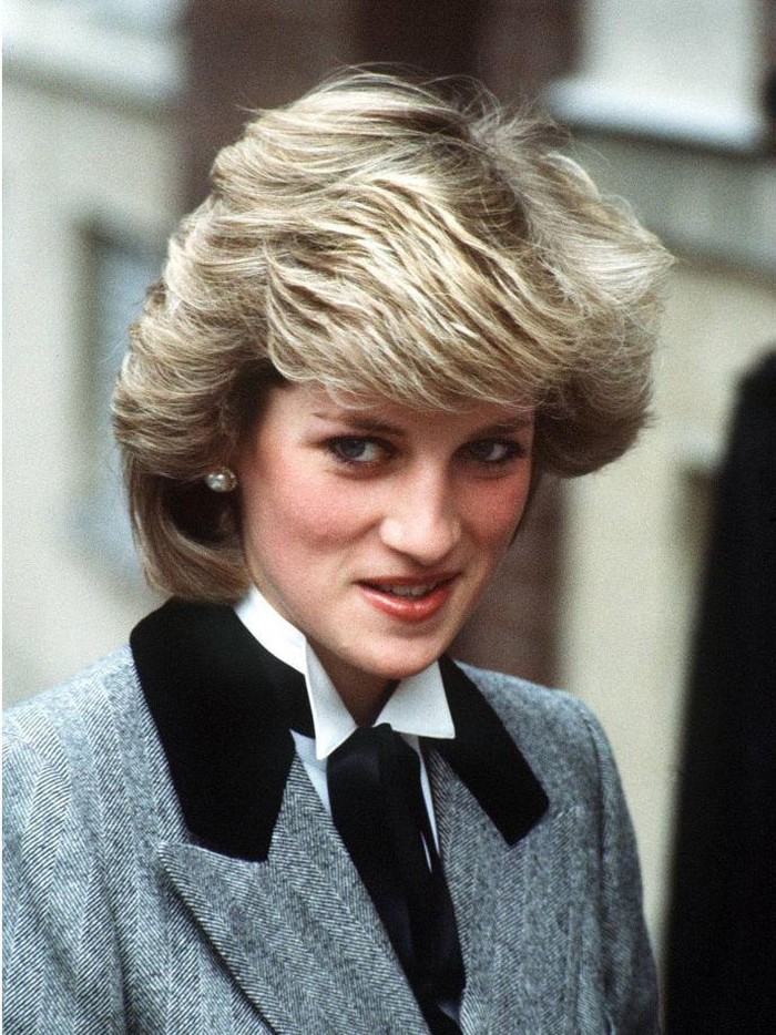 Gaya Ikonis Putri Diana Pakai Blazer Princess Diana (1961 - 1997) visits a health centre in Lisson Grove, London, 7th March 1984. She is wearing a grey coat by Jan van Velden. (Photo by Jayne Fincher/Princess Diana Archive/Getty Images)