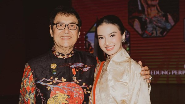 Foto: Momen Langka Raline Shah & Ayah Bergaya Kompak, Promosi Kain Pedalaman