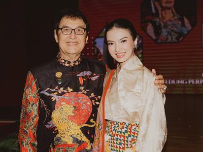 Foto: Momen Langka Raline Shah & Ayah Bergaya Kompak, Promosi Kain Pedalaman