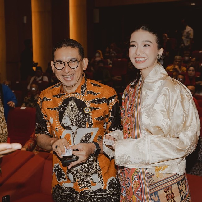 Di acara yang turut dihadiri Menteri Kebudayaan Fadli Zon, ia juga memakai selendang berwarna senada. Tidak ketinggalan bawahan dari kain tenun khas suku Bunak, Desa Mandeu, NTT, yang menjadi primadona dengan motif geometris dalam palet earth-tone. Raline menyebut, kain diolah menjadi rok lilit.  (Foto: Instagram/@ralineshah)