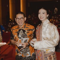 Di acara yang turut dihadiri Menteri Kebudayaan Fadli Zon, ia juga memakai selendang berwarna senada. Tidak ketinggalan bawahan dari kain tenun khas suku Bunak, Desa Mandeu, NTT, yang menjadi primadona dengan motif geometris dalam palet earth-tone. Raline menyebut, kain diolah menjadi rok lilit.  (Foto: Instagram/@ralineshah)