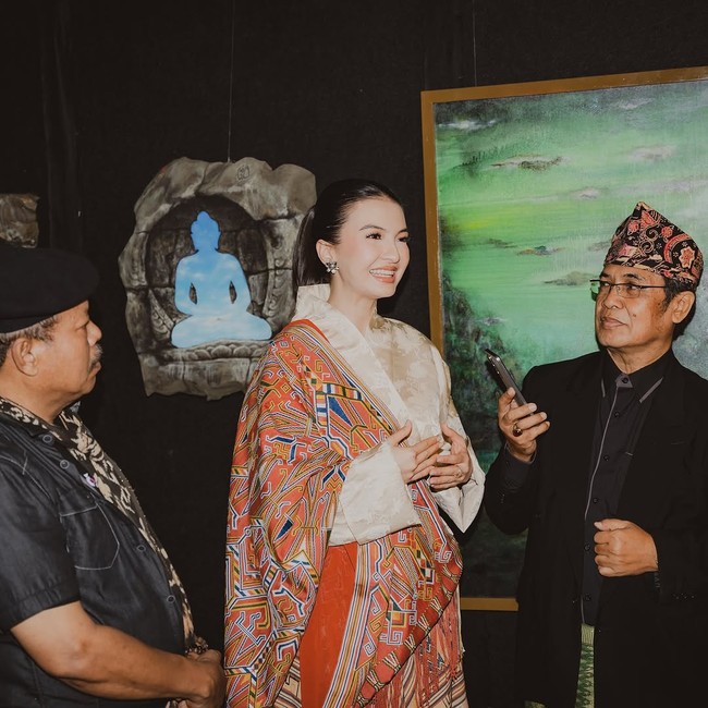 Di keterangan unggahan, ia mengungkapkan atasan krem mengkilap yang dipakainya bermodel kebaya janggan meski tampak kerahnya yang berbentuk V lebih menyerupai kimono. Busana tersebut adalah hasil ‘desain modern’ dari Rumah Rakuji. (Foto: Instagram/@ralineshah).