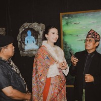 Di keterangan unggahan, ia mengungkapkan atasan krem mengkilap yang dipakainya bermodel kebaya janggan meski tampak kerahnya yang berbentuk V lebih menyerupai kimono. Busana tersebut adalah hasil ‘desain modern’ dari Rumah Rakuji. (Foto: Instagram/@ralineshah).
