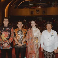 Adapun ayah Raline memakai kemeja kontemporer berkerah mandarin yang mendapat sentuhan batik. Busana yang dihiasi gambar harimau itu hadir dalam perpaduan warna yang serasi dengan penampilan Raline. (Foto: Instagram/@ralineshah)