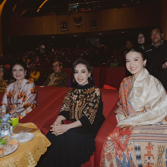 Bagi Raline, fashion merupakan media andalannya untuk melestarikan budaya. “Salah satu cara yang nyata untuk mendukung kemajuan perajin dan hasil tenunnya adalah untuk kita bangga mengenakan Wastra Indonesia di keseharian kita,” tulisnya. (Foto: Instagram/@ralineshah)