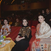 Bagi Raline, fashion merupakan media andalannya untuk melestarikan budaya. “Salah satu cara yang nyata untuk mendukung kemajuan perajin dan hasil tenunnya adalah untuk kita bangga mengenakan Wastra Indonesia di keseharian kita,” tulisnya. (Foto: Instagram/@ralineshah)