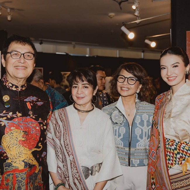 Raline Shah ikut ambil bagian dalam perayaan ulang tahun ke-8 Komite Seni Budaya Nusantara (KSBN) di Perpustakaan Nasional baru-baru ini. Tak sendiri, Raline datang bersama sang ayah, Rahmat Shah. (Foto: Instagram/@ralineshah)