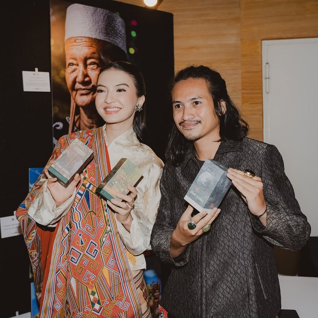 Turut melengkapi gayanya, sabuk yang dipakai seperti obi berbahan tenun Naesa buatan perajin dari suku pedalaman Mollo, Kabupaten Timor Tengah Selatan, Nusa Tenggara Timur. Wastra tersebut hadir dalam motif geometris berbentuk segitiga dalam kombinasi warna merah, hijau, dan kuning. (Foto: Instagram/@ralineshah)