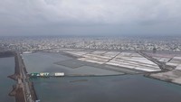 Di sepanjang garis pantai Aden terdapat daerah al-Mamlah, yang merupakan rumah bagi 72 cekungan garam air laut yang luas yang telah digunakan untuk produksi garam selama lebih dari satu abad.