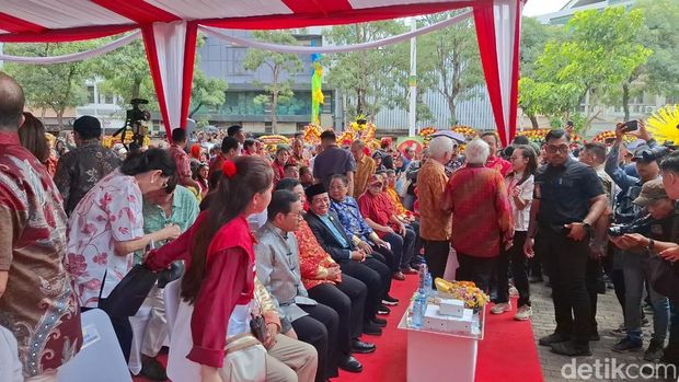 Gubernur dan Wagub DKI Jakarta Terpilih Pramono Anung dan Rano Karno menghadiri acara Cap Go Meh di Pancoran China Town Point, Jakarta Barat. (Brigitta Belia/detikcom)