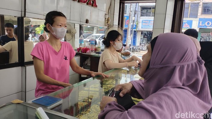 Harga Emas meroket, warga Palembang pilih jual.