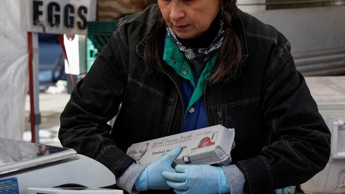 Harga Telur di AS Melonjak Imbas Wabah Flu Burung A woman sells eggs at the Union Square Greenmarket in New York City, U.S., February 10, 2025. REUTERS/Shannon Stapleton