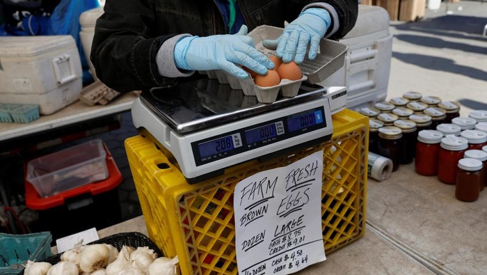 Harga Telur di AS Melonjak Imbas Wabah Flu Burung A woman sells eggs at the Union Square Greenmarket in New York City, U.S., February 10, 2025. REUTERS/Shannon Stapleton