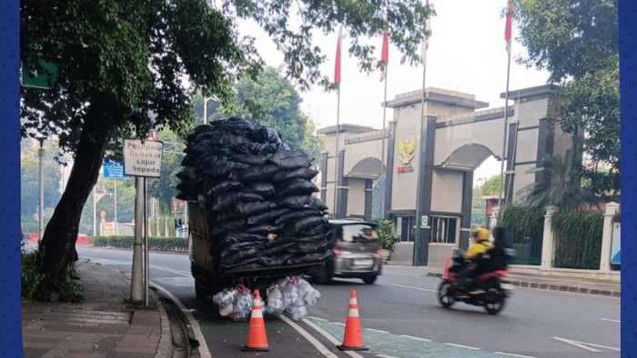 Hati-hati Ada Truk Pecah Ban di Jalan Senopati Jaksel