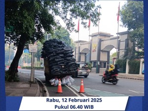 Hati-hati Ada Truk Pecah Ban di Jalan Senopati Jaksel
