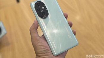 Sistem kamera Honor 200 Pro, hasil kolaborasi dengan Studio Harcourt, menjadi daya tarik utama. Kamera belakang terdiri dari 50 MP (utama, OIS), 50 MP (telefoto, 2,5x optical zoom), dan 12 MP (ultra-wide). Kamera depan 50 MP + 2 MP mendukung selfie berkualitas tinggi. Fitur seperti AI Portrait Engine dan perekaman video 4K menawarkan hasil potret profesional dan detail tajam, cocok untuk penggemar fotografi. Baterai 5200 mAh (silikon-karbon) mendukung penggunaan hingga 61 jam untuk pemutaran musik, dengan pengisian cepat 100W (kabel) dan 66W (nirkabel). Teknologi SuperCharge memungkinkan pengisian penuh dalam 41 menit, dilengkapi mode pengisian cerdas AI untuk memperpanjang umur baterai. Kapasitas besar ini ideal untuk penggunaan seharian tanpa khawatir kehabisan daya.  Foto: Adi Fida Rahman/detikINET