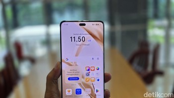 Honor 200 Pro coba menawarkan desain elegan dan performa tinggi. Hadir dengan layar OLED 6,78 inch beresolusi 1,5K (1224 x 2700 piksel) dengan refresh rate 120 Hz dan kecerahan hingga 4000 nits. Ditenagai Qualcomm Snapdragon 8s Gen 3, Honor 200 Pro hadir dengan RAM 12 GB/16 GB dan penyimpanan 256 GB hingga 1 TB tanpa slot microSD. Berjalan pada MagicOS 8.0 berbasis Android 14, perangkat ini cocok untuk gaming dan multitasking berkat CPU octa-core dan GPU Adreno 735. Foto: Adi Fida Rahman/detikINET