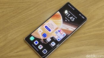 Honor menyokong Magic V7 dengan chip oleh Snapdragon 8 Gen 3. HP ini menampilkan chip peningkatan RF HONOR C1+, chip penyimpanan aman independen, dan HONOR Cicada Wing Pure Titanium Cooling VC untuk manajemen termal. Foto: Adi Fida Rahman/detikINET