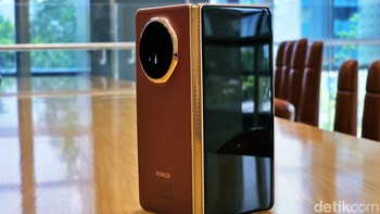 Ini memiliki baterai 5.150mAh, dengan dukungan Honor SuperCharge 66W dan Wireless SuperCharge 50W. Pilihan penyimpanan adalah 256GB (dengan RAM 12GB), 512GB, dan 1TB (keduanya dengan RAM 16GB), menggunakan RAM LPDDR5X dan penyimpanan UFS 4.0 Foto: Adi Fida Rahman/detikINET