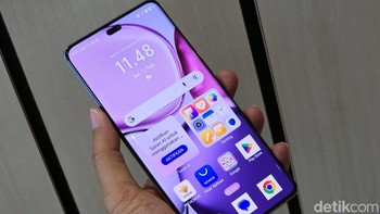 Layarnya menggunakan panel AMOLED 6,78 inci beresolusi 1,5K (1224 x 2700 piksel, ~437 ppi) dengan refresh rate 120 Hz dan kecerahan puncak 4000 nits, ideal untuk penggunaan di luar ruangan. Fitur pelindung mata seperti 3840Hz PWM dimming juga hadir untuk kenyamanan visual. Baterai menjadi salah satu keunggulan Honor X9c dengan kapasitas 6600 mAh (silikon-karbon), diklaim mampu bertahan hingga 26 jam untuk pemutaran video online. Pengisian cepat 66W memungkinkan pengisian penuh dalam waktu singkat. Foto: Adi Fida Rahman/detikINET