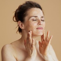 3 Kesalahan Skincare di Usia 40-an yang Bikin Kulit Cepat Menua