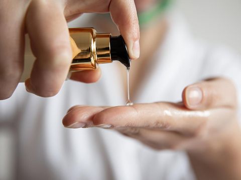 Ilustrasi skincare cleansing oil
