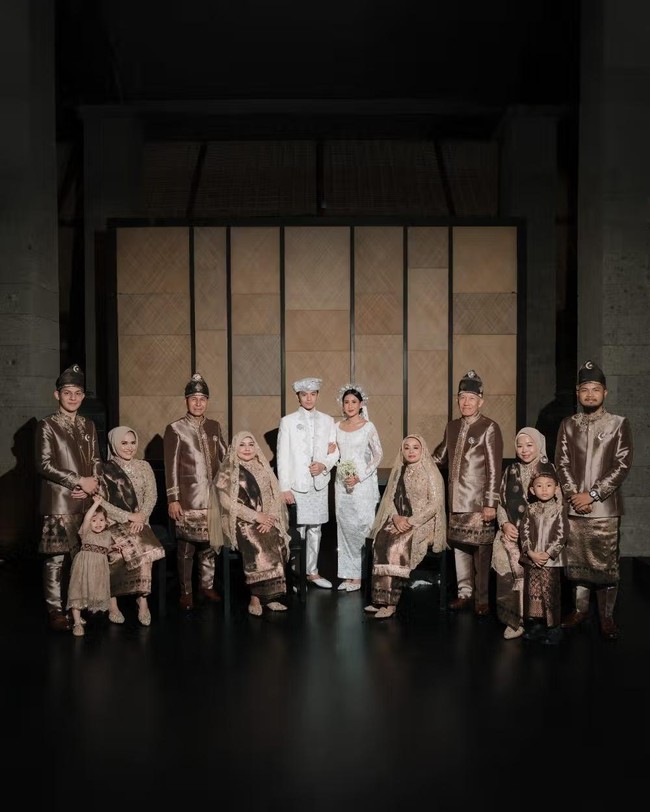 Inspirasi seragam keluarga di pernikahan angga-shenina