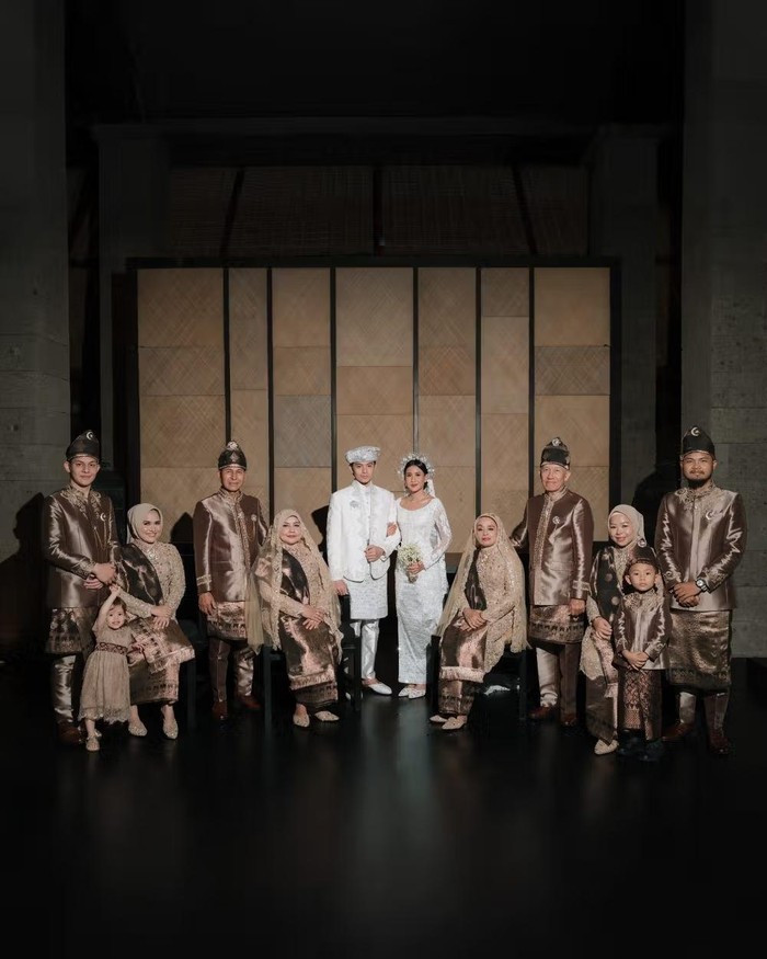 Inspirasi seragam keluarga di pernikahan angga-shenina