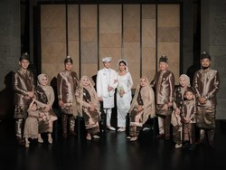 Inspirasi Seragam Keluarga di Pernikahan Angga Yunanda & Shenina Cinnamon
