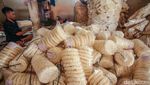 Intip Sibuknya Rumah Produksi Kerupuk Putih di Bukit Duri