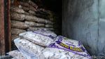 Intip Sibuknya Rumah Produksi Kerupuk Putih di Bukit Duri