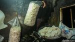 Intip Sibuknya Rumah Produksi Kerupuk Putih di Bukit Duri