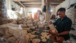 Intip Sibuknya Rumah Produksi Kerupuk Putih di Bukit Duri