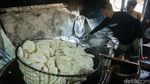 Intip Sibuknya Rumah Produksi Kerupuk Putih di Bukit Duri